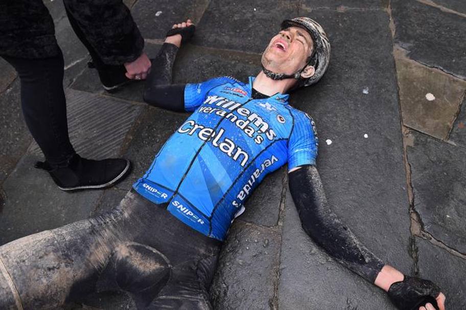 Van Aert, due volte iridato nel ciclocross, esausto subito dopo il traguardo. Bettini
